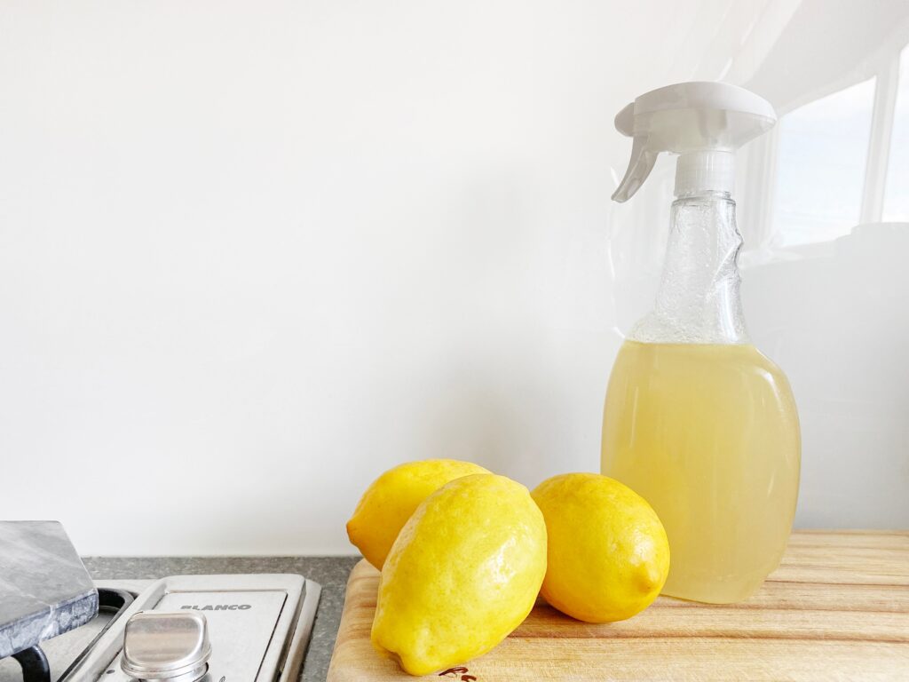 Reinigungsmittel aus umweltfreundlichen und natürlichen Inhaltsstoffen mit Zitronen