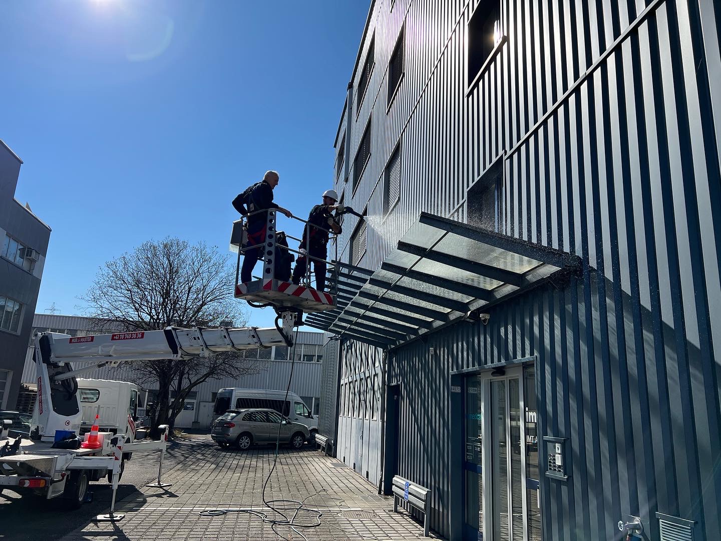 Zwei Männer Mit Hebelift An Der Fassadenreinigung